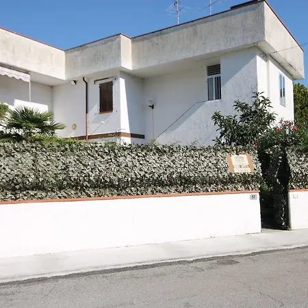 Modern Holiday Home In Lido Delle Nazioni With Pool Semesterbostad Lido delle Nazioni
