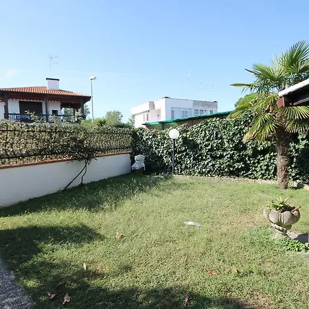 Modern Holiday Home In Lido Delle Nazioni With Pool Semesterbostad Lido delle Nazioni