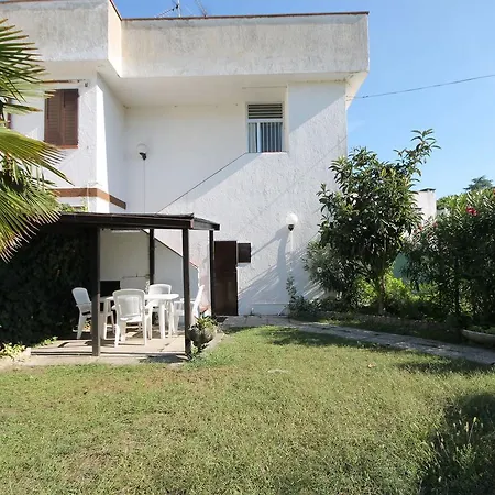 Modern Holiday Home In Lido Delle Nazioni With Pool Semesterbostad