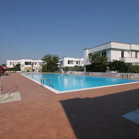 Modern Holiday Home In Lido Delle Nazioni With Pool Hébergement de vacances